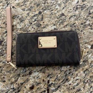 Michael Kors iPhone Wristlet